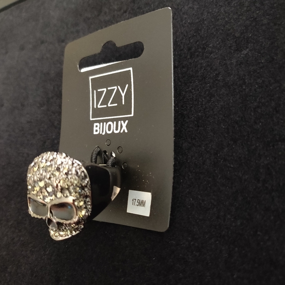 Izzy Bijoux Skull Ring - Picture 2 of 4